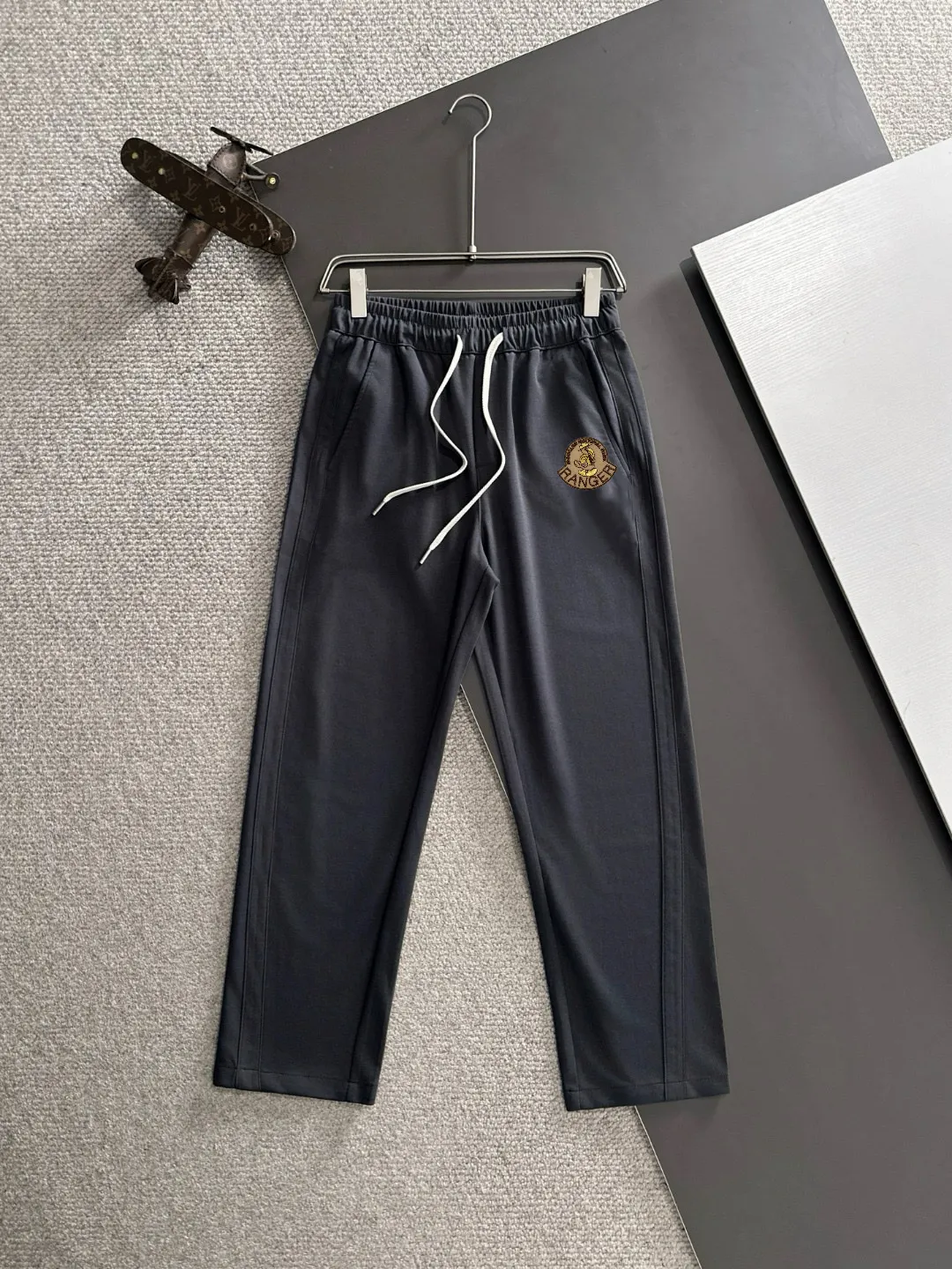 P140， 🐎 🆕2026 New Arrival ！ Classic LOGO ， ， ， 。 ， 。 ：Black Gray Light Gray Size：29-36
